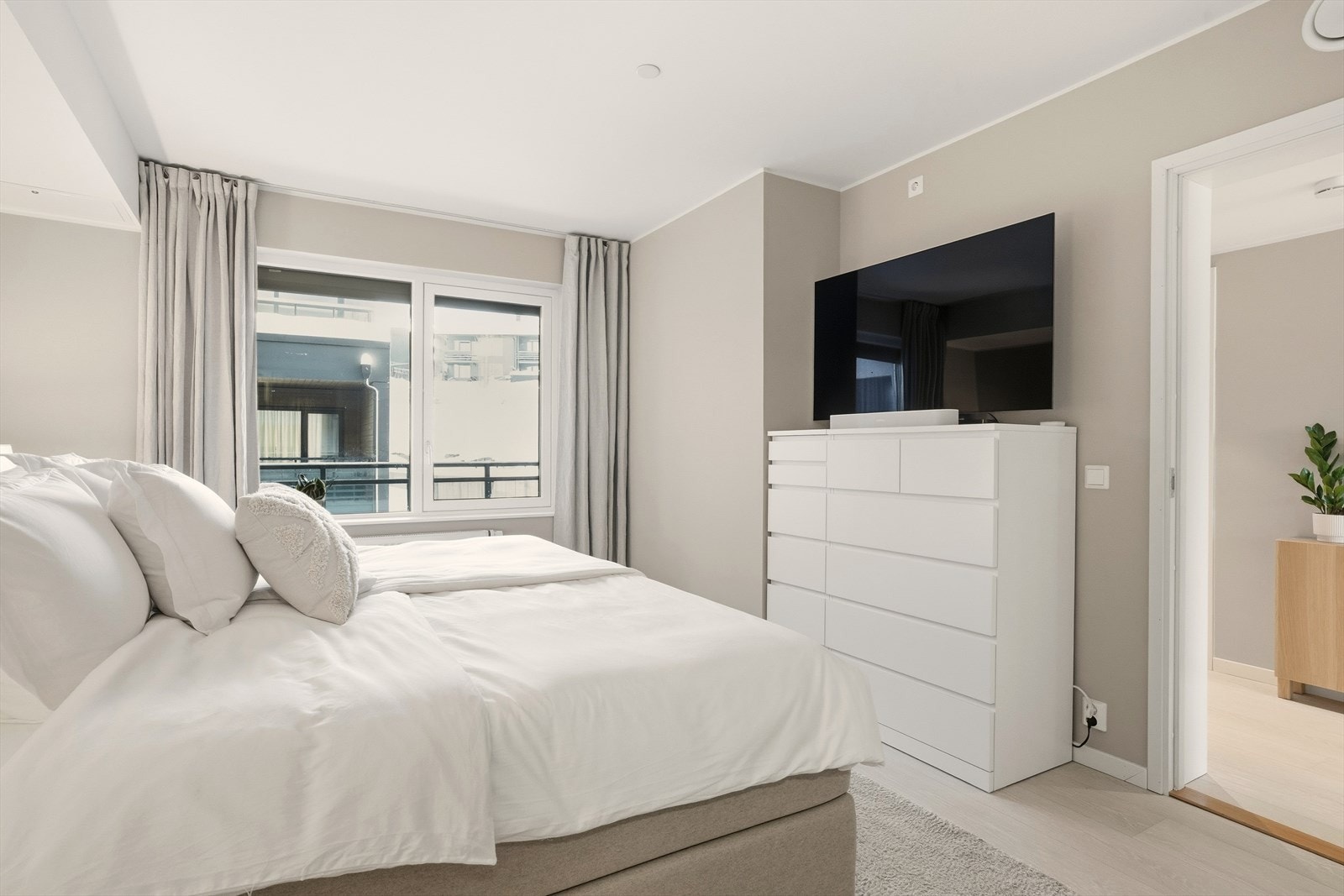 Soverommet er malt i moderne farger og har et større vindu som slipper inn godt med dagslys. Det er også plass til TV-løsning. Galleribilde