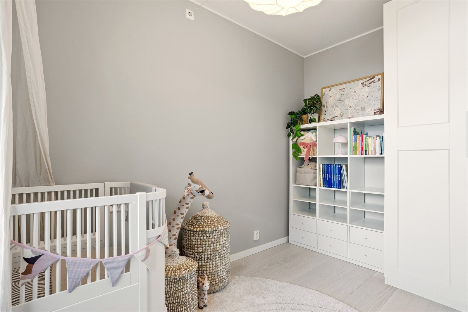 Soverommet er lyst og innbydende, og med plass til garderobeskap. Galleribilde