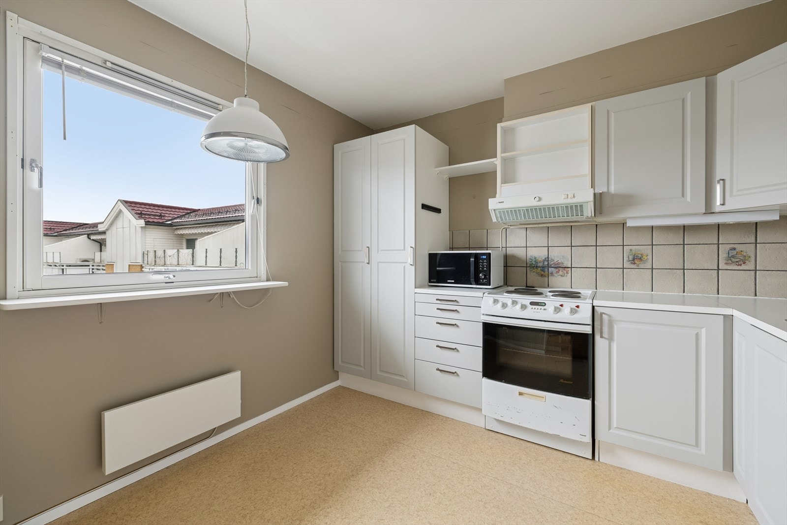 Adskilt kjøkken med god plass til et hyggelig frokostbord. Galleribilde