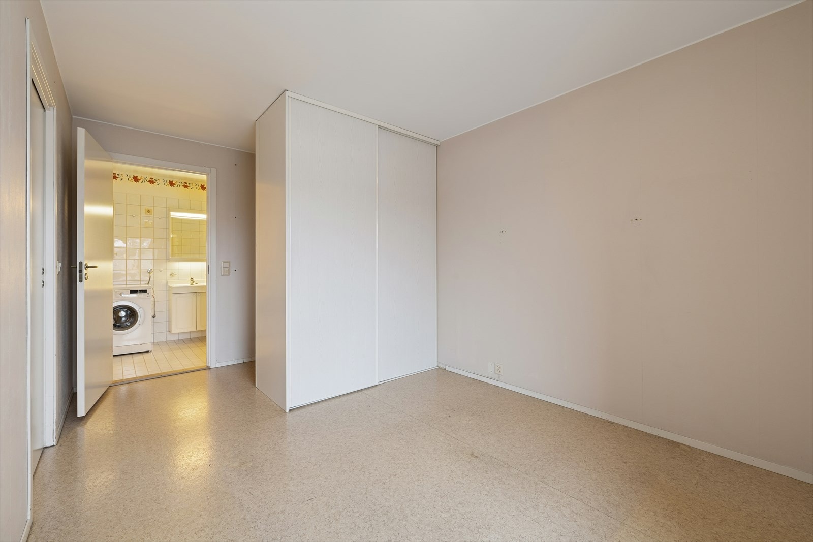 Her er det også direkte tilgang til baderommet. Man kan også tette igjen inngangen, og lage en skyvedørsgarderobe om ønskelig. Galleribilde