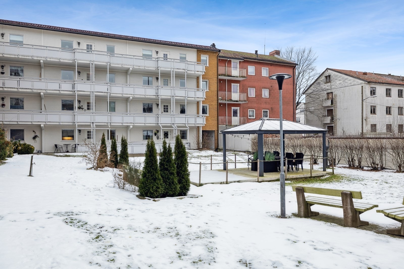 Det er inngang via en koselig svalgang, med utsyn ut over sameiets fellesområder. Galleribilde