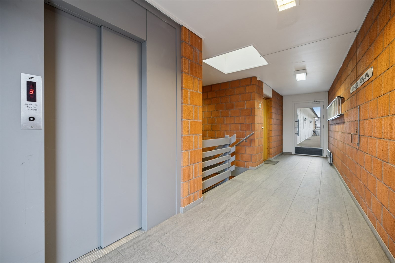 Adkomst via både trapp og heis. Galleribilde