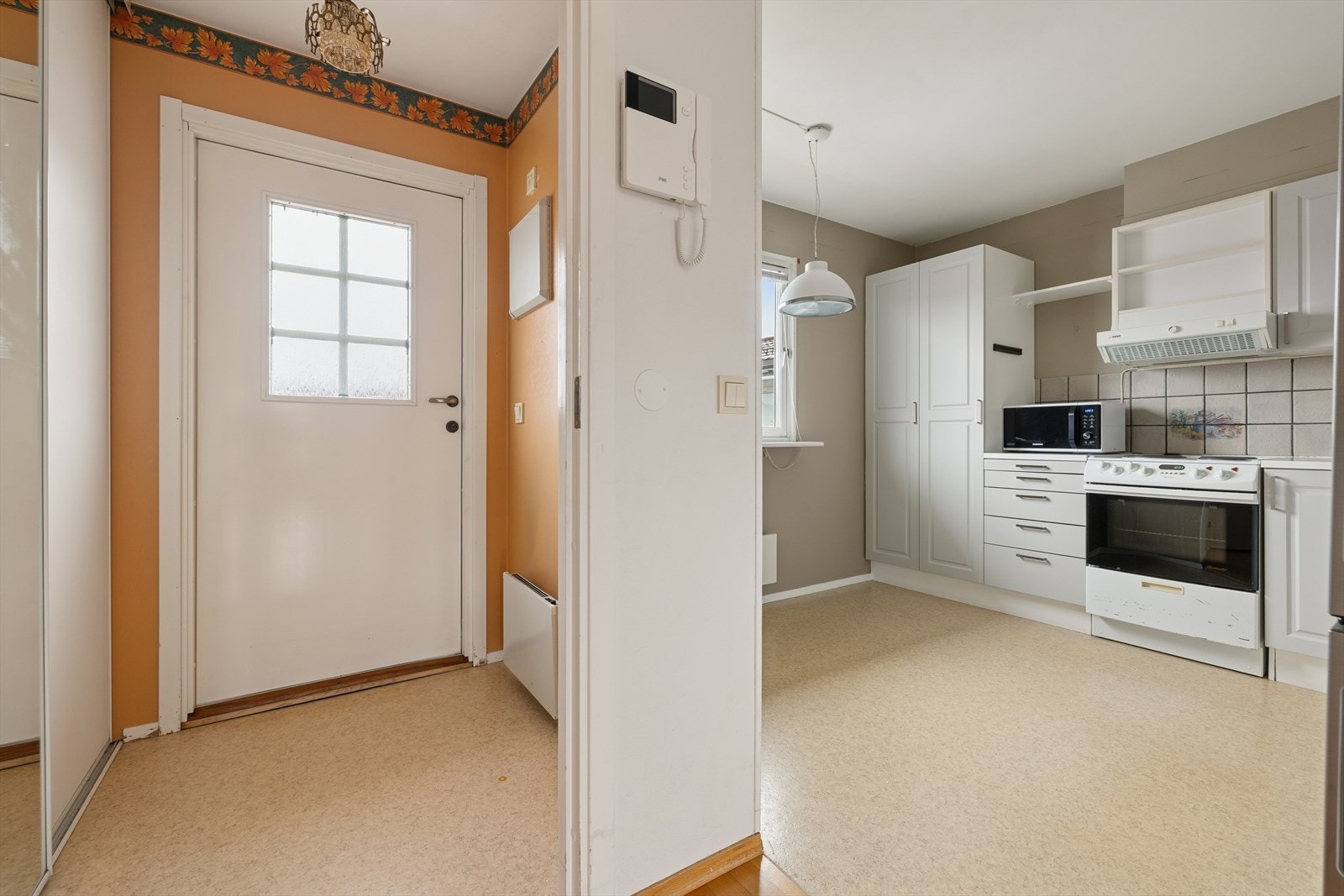 Lys entré med skyvedørsgarderobe for oppbevaring. Galleribilde