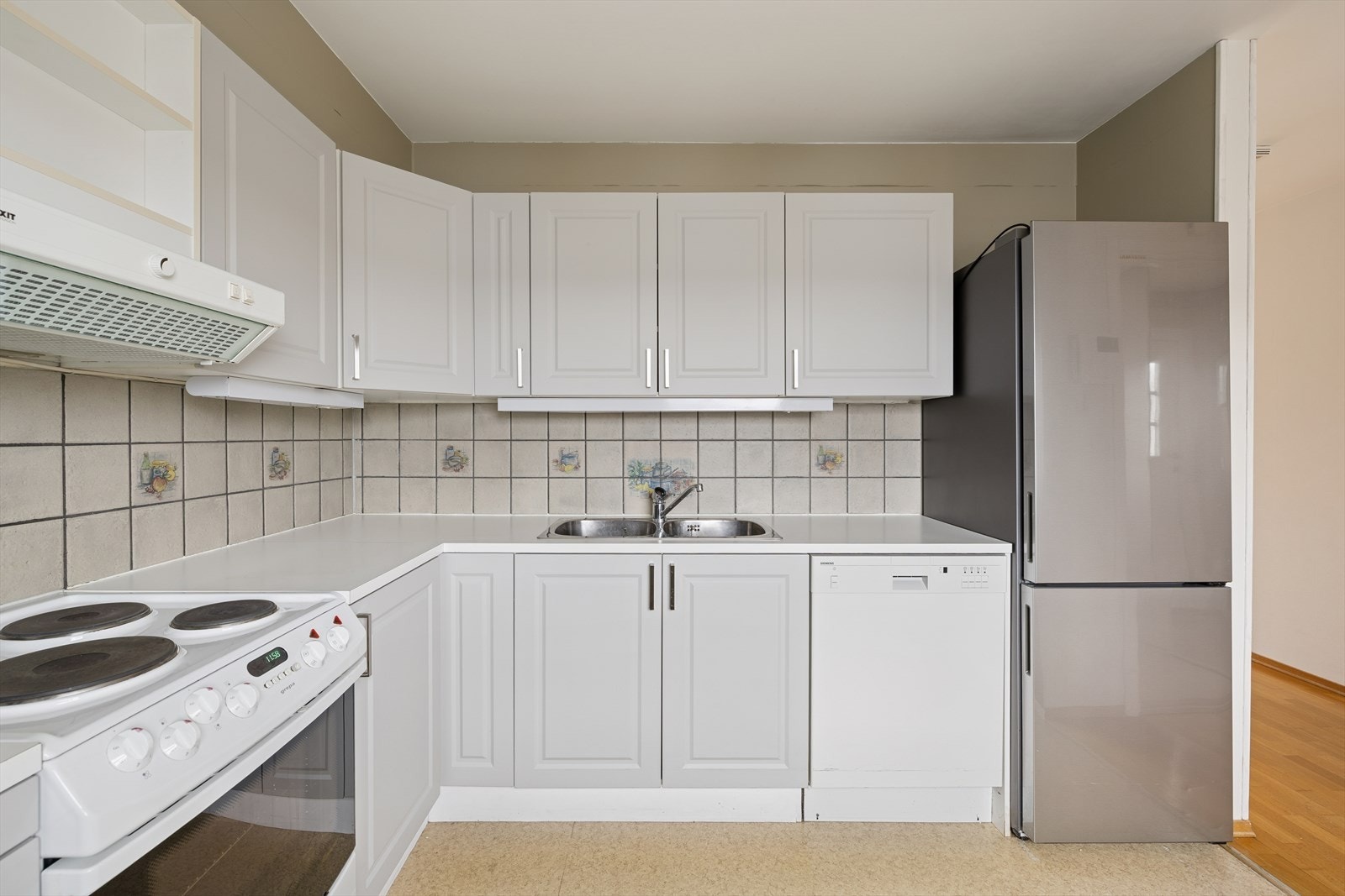 Kjøkkeninnredning med profilerte fronter og benkeplate av laminat. Galleribilde