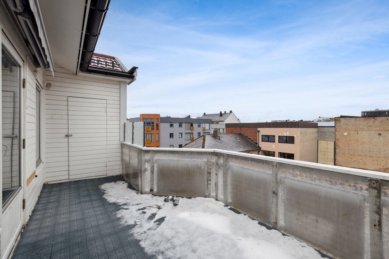 Det er god plass til en sittegruppe slik at de gode solforholdene kan nytes i god ro. Tilgang til en praktisk utebod på 2m². Galleribilde