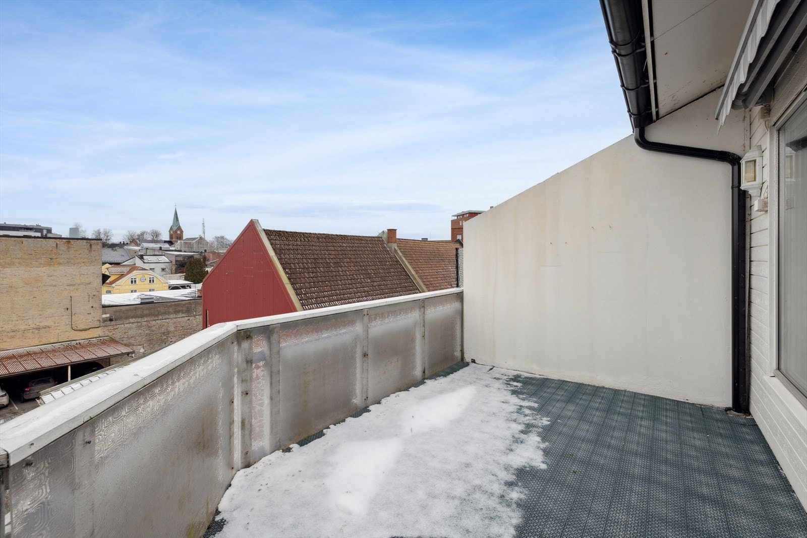 Fra stuen er det utgang til boligens balkong. Den vender mot sørvest og er på hele 12m². Galleribilde