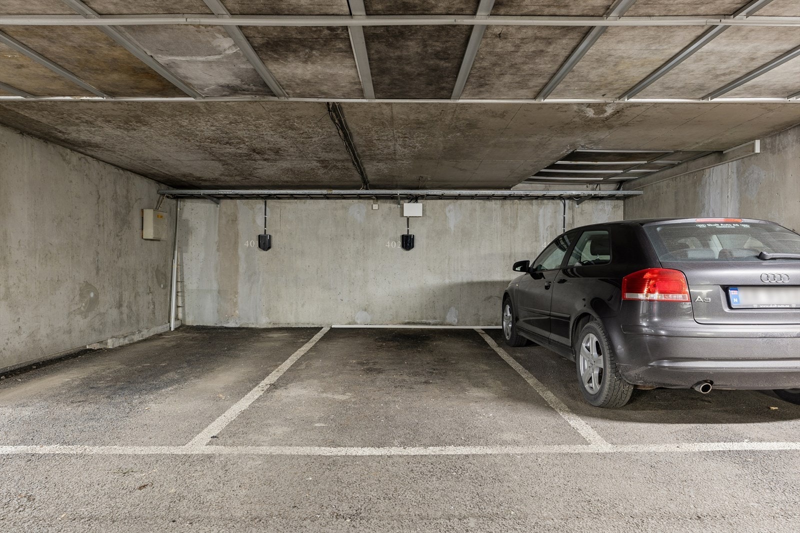 Boligen har en egen garasjeplass med elbillader. Galleribilde