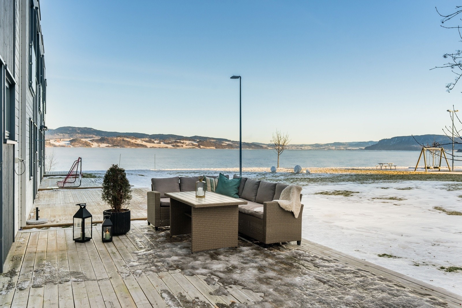"Det er et veldig fint område å bo i med små barn. Flere lekeplasser i kort avstand fra huset og store felles plenområder med mye plass til lek og ballspill. Kort vei til badebukta med fin strand og skog rundt." Galleribilde