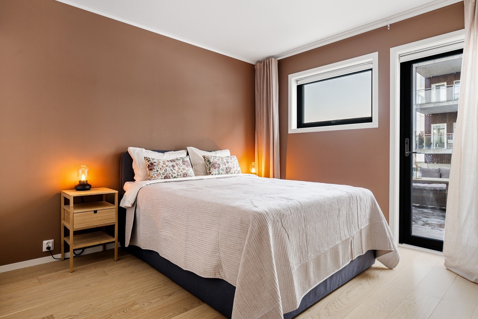 Hovedsoverommet på 12 kvm har egen utgang til en østvendt markterrasse. Soverommet er av en så romslig størrelse at garderobeskap og nattbord gir ingen plassutfordringer. Galleribilde