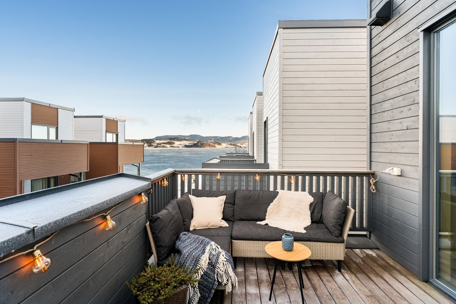 Fra kjøkkenet kommer du ut på den vestvendte verandaen. Her kan du nyte solen til etter 22 på kvelden midt på sommeren. Matlaging om sommeren med en utsikt som imponerer. Galleribilde