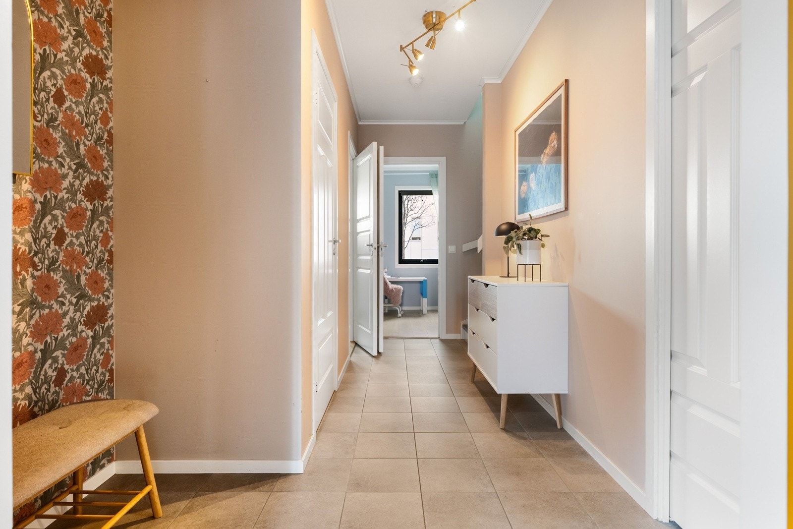 Etasjen er utstyrt med varme i gulv i gang, bad & vaskerom. Galleribilde