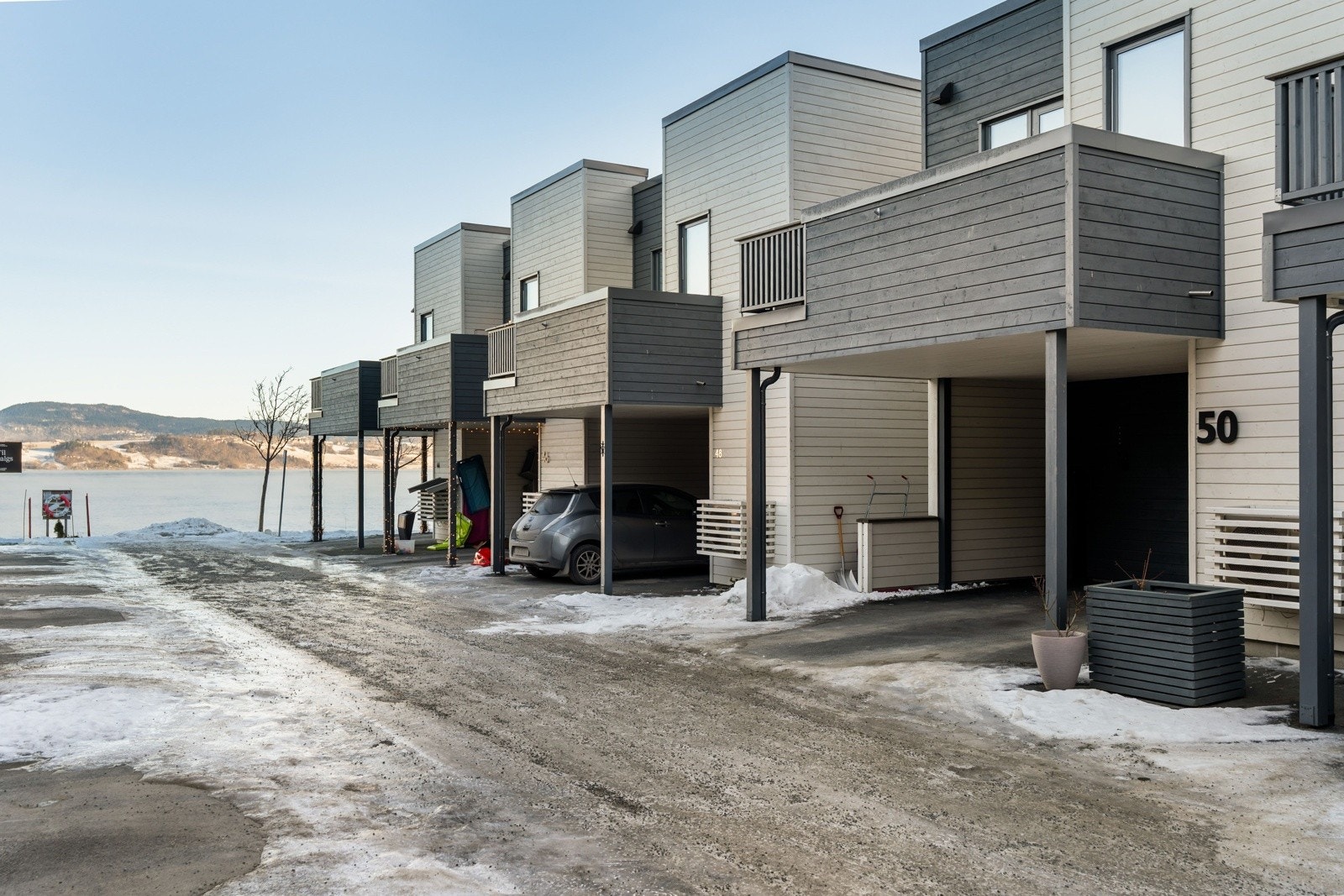 Ved ankomst parkerer man bilen i carport og kommer hjem til et nøkkelklart hjem hvor hele familien vil trives. Galleribilde