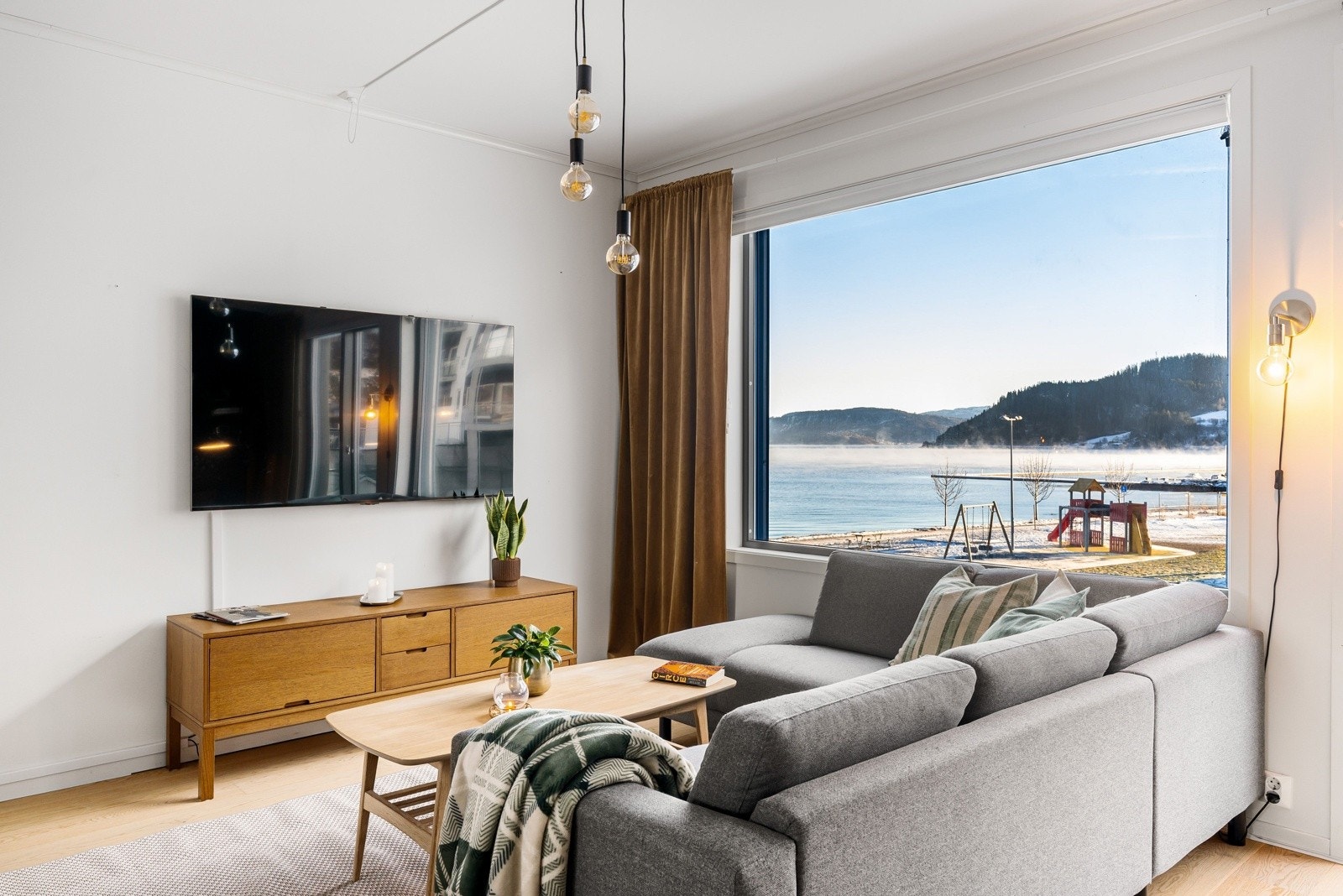 Som en del av Sameiet Eliløkken Sjøside 3 får man tv/internett, velforeningskontingent og drift bakt inn i samme kostnad. Det er ingen styregodkjennelse og dyr er selvfølgelig velkommen! Galleribilde