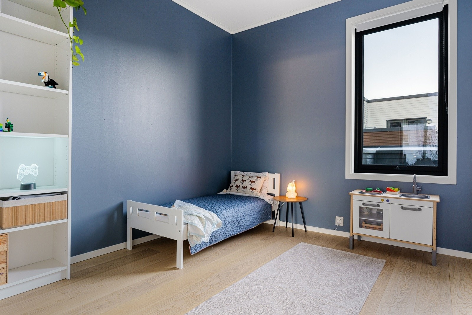 Det tredje soverommet befinner seg i hovedetasjen. Soverommet på 8,5 kvm har tidligere vært benyttet som hobbyrom/kontor. Her kan du innrede etter eget behov og ønske. Galleribilde