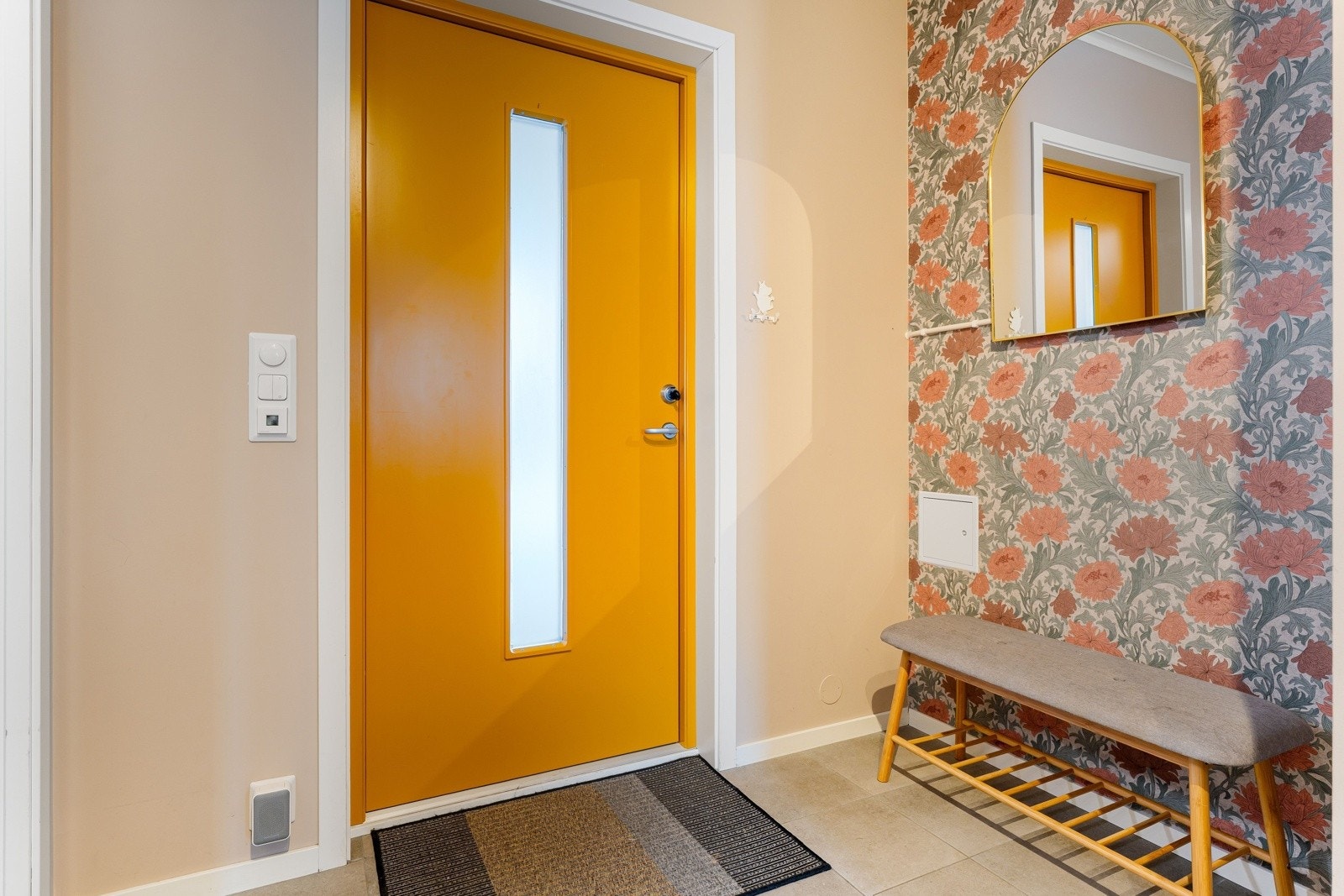 Velkommen inn! Inn døren tar boligen deg imot med en avlang gang på 13 kvm. Bak speilet på bildet er sikringsskapet med automatsikringer plassert. Galleribilde