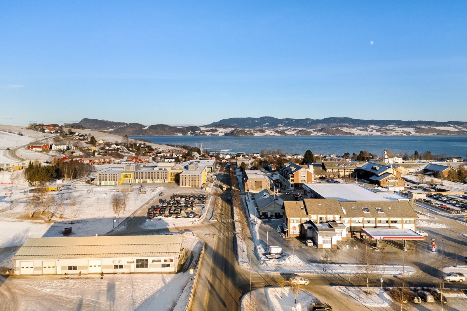 Børsa sentrum befinner seg kun 1,9 km eller 4 minutter med bil fra boligen. Her har man de fleste fasiliteter man trenger i det daglige. Blant annet barne- og ungdomsskole, Coop Extra med post-i-butikk, apotek, bensinstasjon, pizzarestaurant mm. Galleribilde