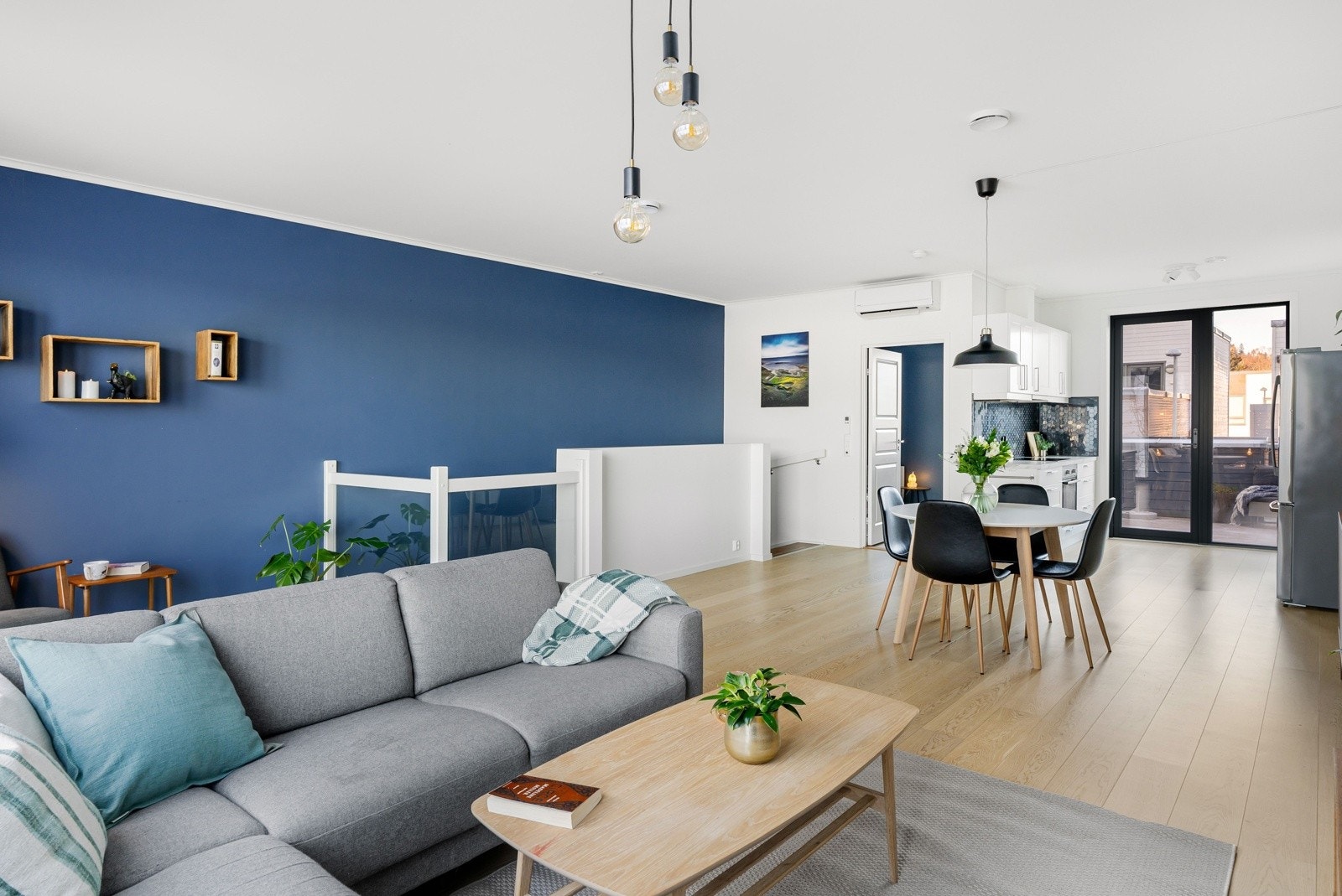 En åpen og gjennomtenkt planløsning gir rom for praktiske møbleringsløsninger. Stuen oppleves som luftig med sin gode takhøyde og lysinnslipp fra to sider. Galleribilde