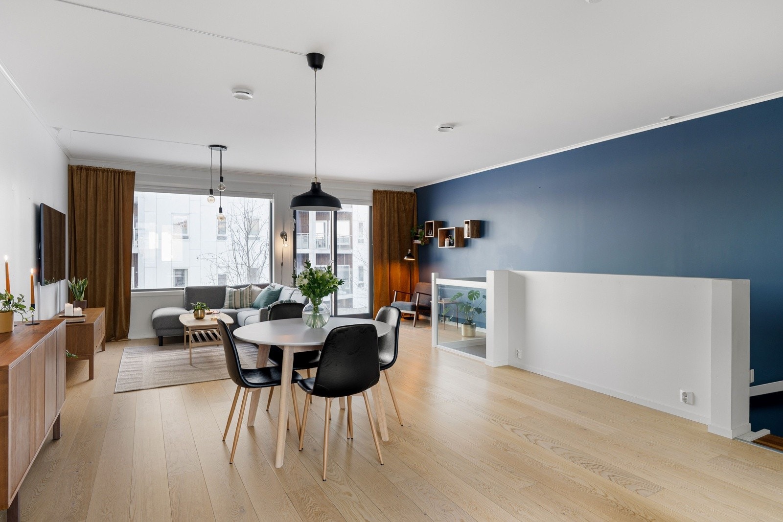 Hovedetasjen på hele 49,5 kvm har en herlig takhøyde, varmekabler i gulv og varmepumpe. Galleribilde