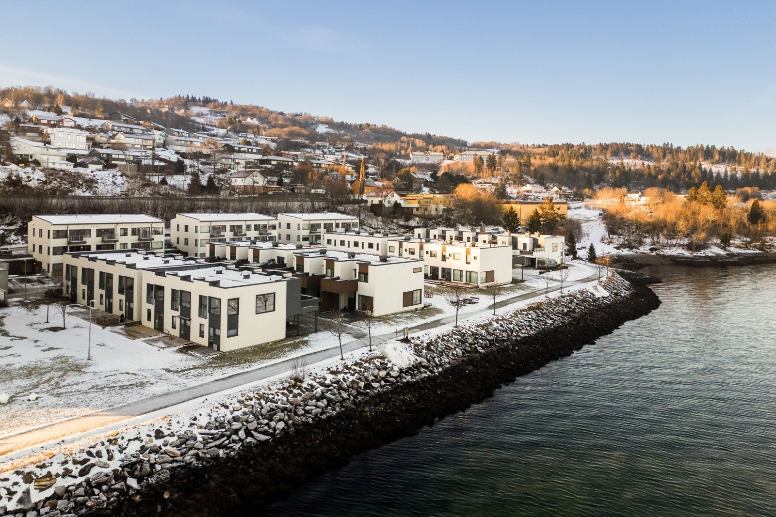 Rekkehuset er en del av Sameiet Eliløkken Sjøside 3. Et hyggelig og velfungerende sameie, med et felles ønske om at her skal man trives! Galleribilde