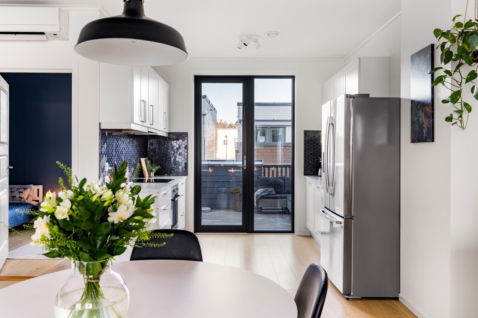 Et moderne og praktisk kjøkken fra kvalitetsleverandøren Fossline. Kjøkkenet holder en god standard og har en lekker utførelse. Hvitevarer og frittstående kjøleskap medfølger handelen. Galleribilde