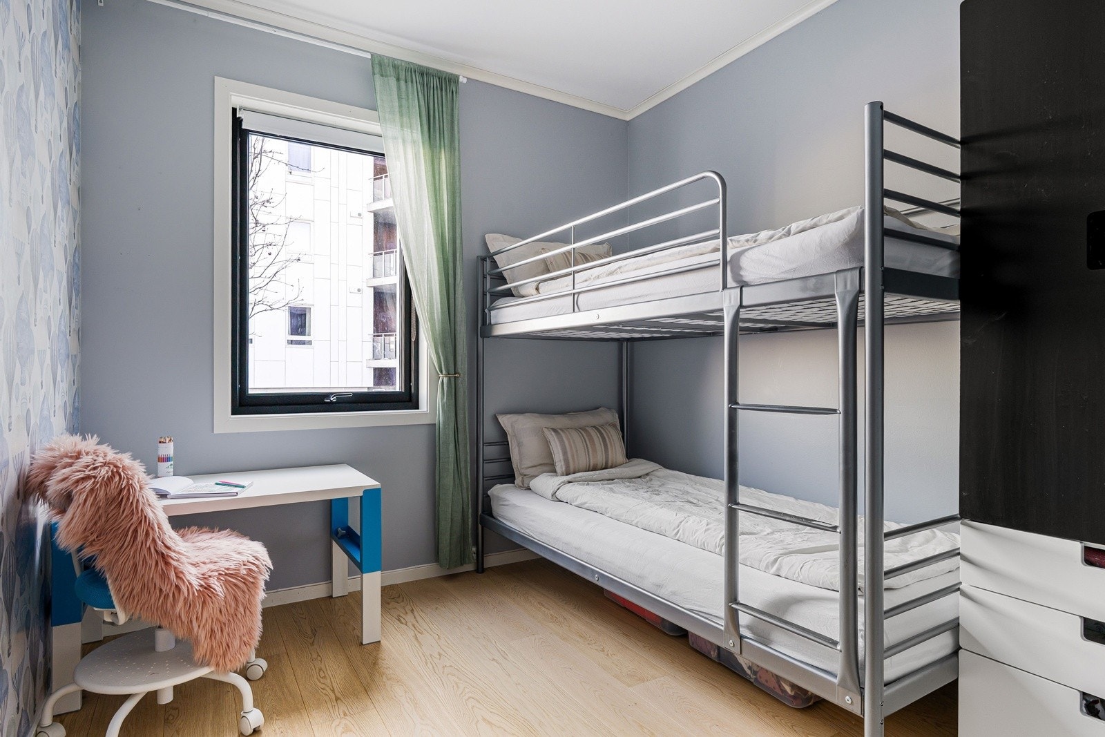 To av boligens tre soverom befinner seg i første etasje. Soverom II, som befinner seg vegg-i-vegg med hovedsoverommet er et perfekt soverom for de minste. Et svalt og godt soverom. Galleribilde