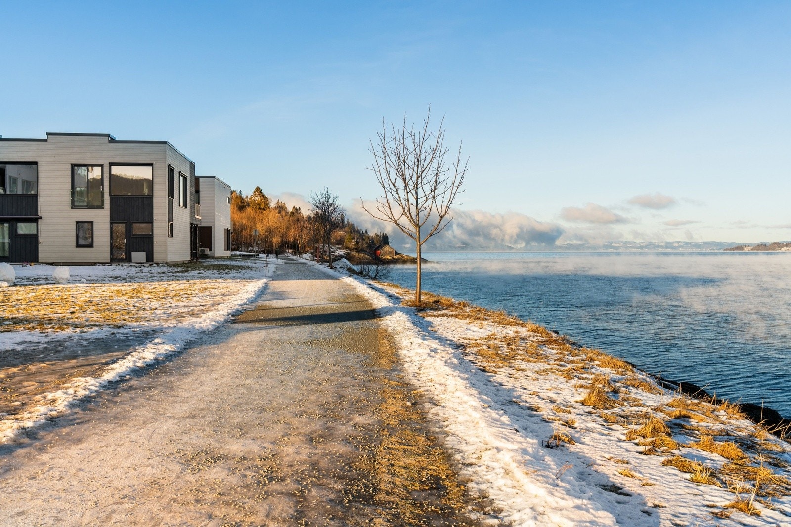 Spaserturer langs vannet, badestunder i bukta og fiske i sjøen. Her får man alle muligheter. Galleribilde