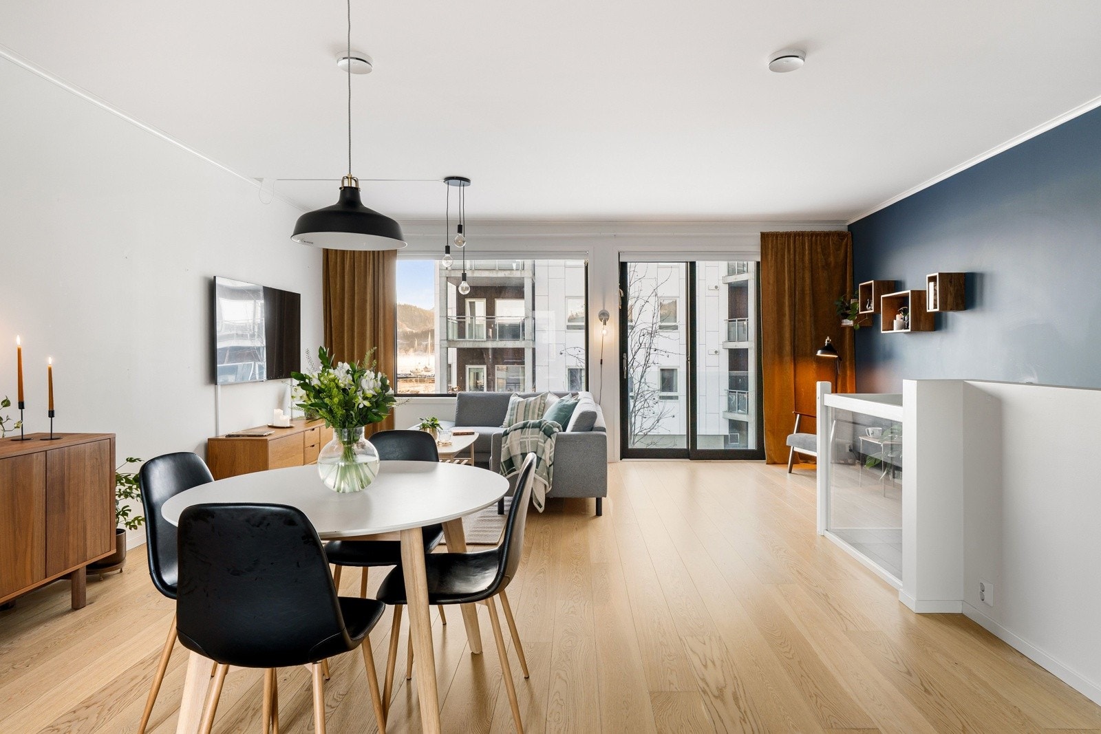 Et rekkehus med innflytningsklare og moderne kvaliteter. Boligen har en strøken standard og er godt vedlikeholdt i tiden fra den ble bygget og frem til i dag. Galleribilde