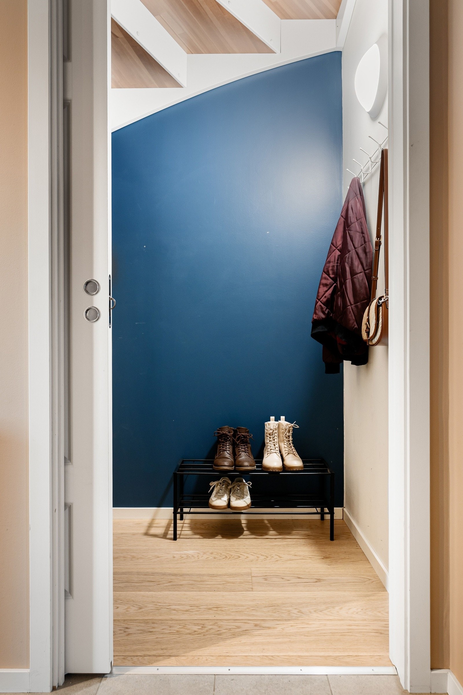 Det er god plass til både klesavheng og annen oppbevaring i bod til høyre for inngangen. Galleribilde