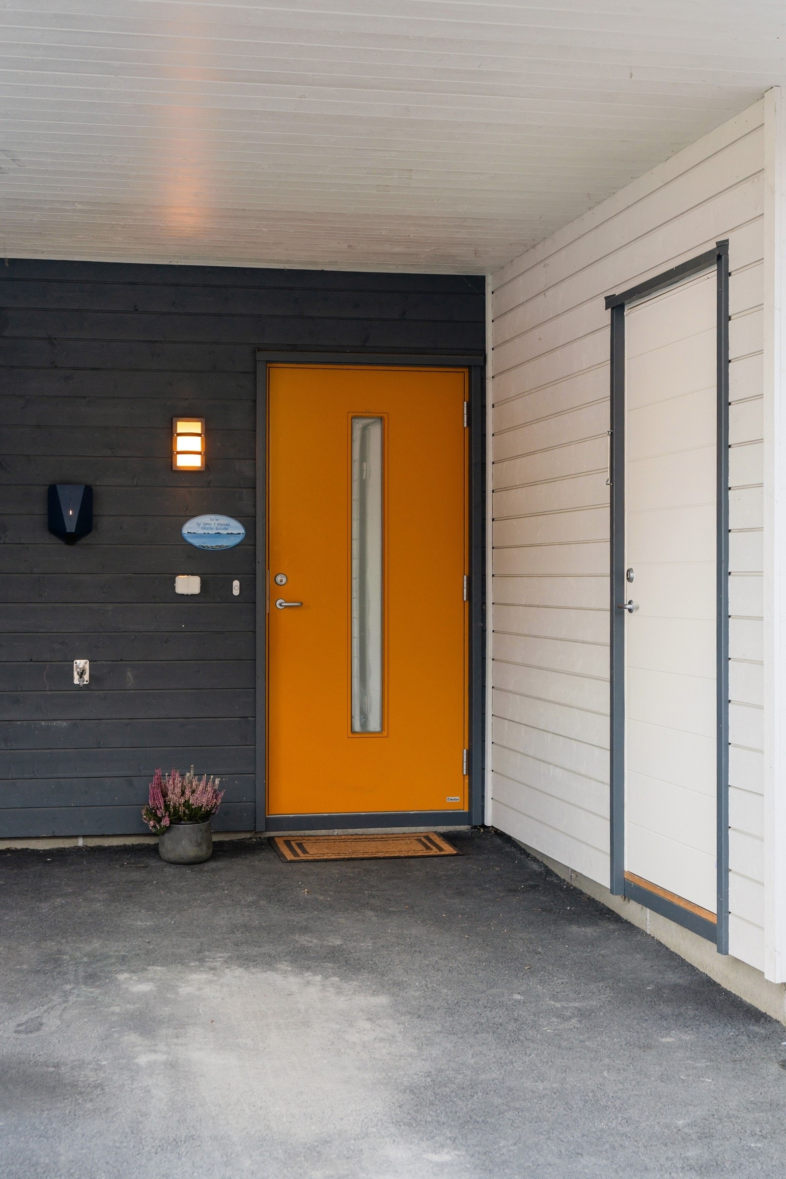 I tillegg har hver seksjon bruksrett til en parkeringsplass på enden av rekka. Det er montert lader til elbil og på høyre side har man tilgang til en praktisk sportsbod på ca. 5 kvm. Galleribilde