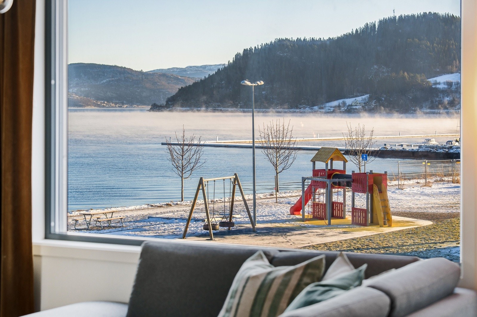 Fra sofakroken har selger ved flere anledninger opplevd fantastiske soloppganger som bare må oppleves! Her kan man rett og slett drømme seg vekk. Ikke rart å forstå at dette er en av favorittplassene i boligen. Galleribilde