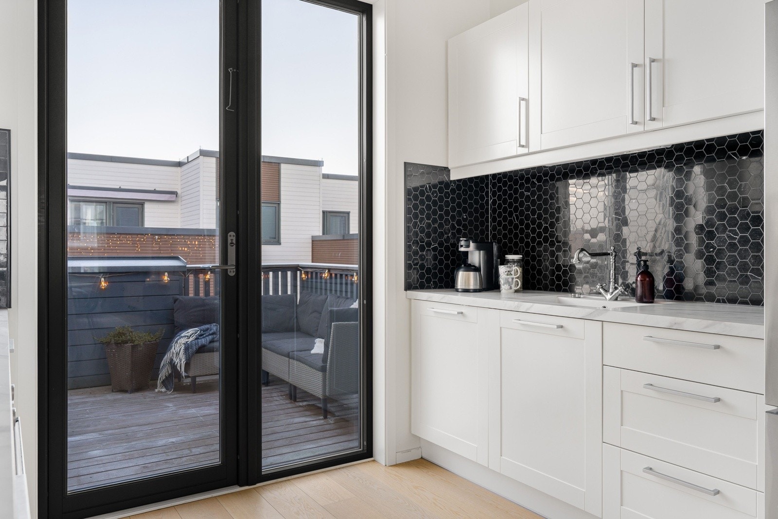 Kjøkkenet har alt du trenger av integrerte hvitevarer som bl.a. oppvaskmaskin, platetopp, ovn og ventilator fra RørosHetta. Galleribilde