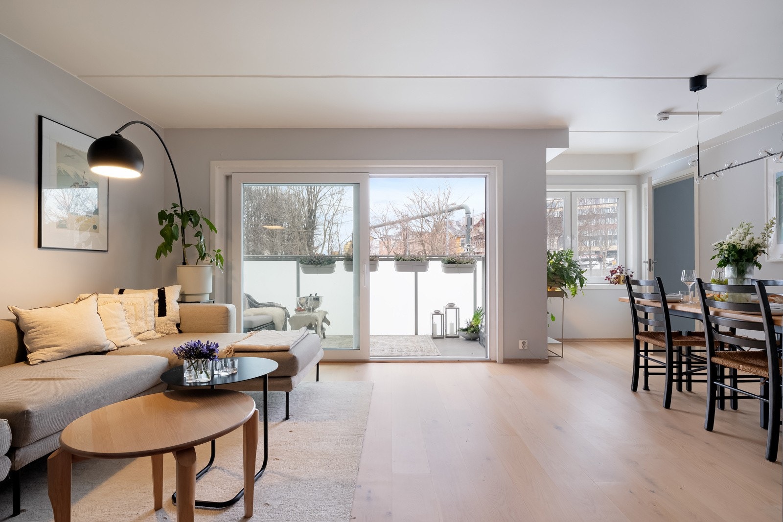 Her kommer du til en lys og stilren 3-roms beliggende i et populært og veletablert boligområde på Rosenhoff. Galleribilde