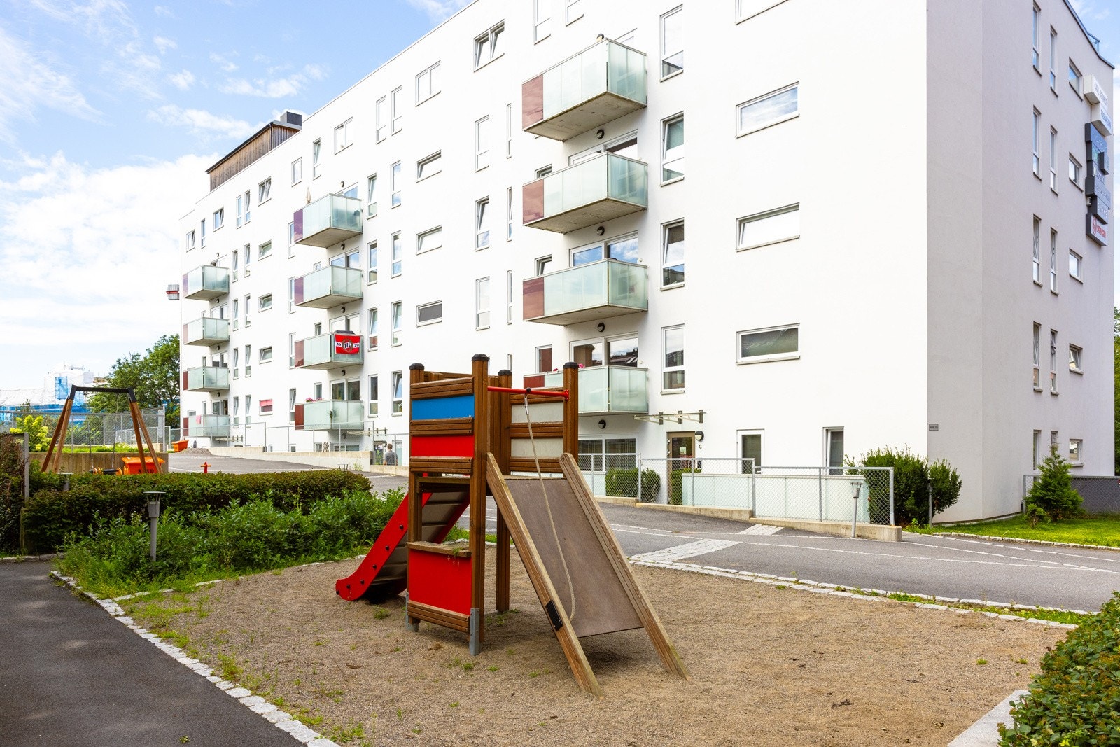 Leiligheten ligger i et barnevennlig område med lekeplass og Støperiet barnehage rett ved. Galleribilde