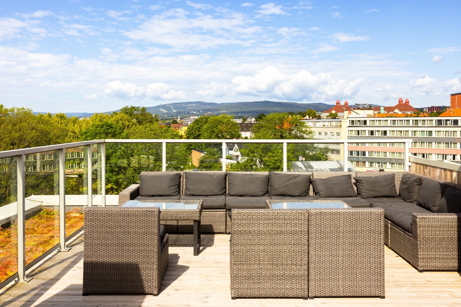 Her kan du tilbringe lange sommerkvelder i komfortable omgivelser, enten du vil nyte et måltid ute eller bare slappe av under solen. Galleribilde