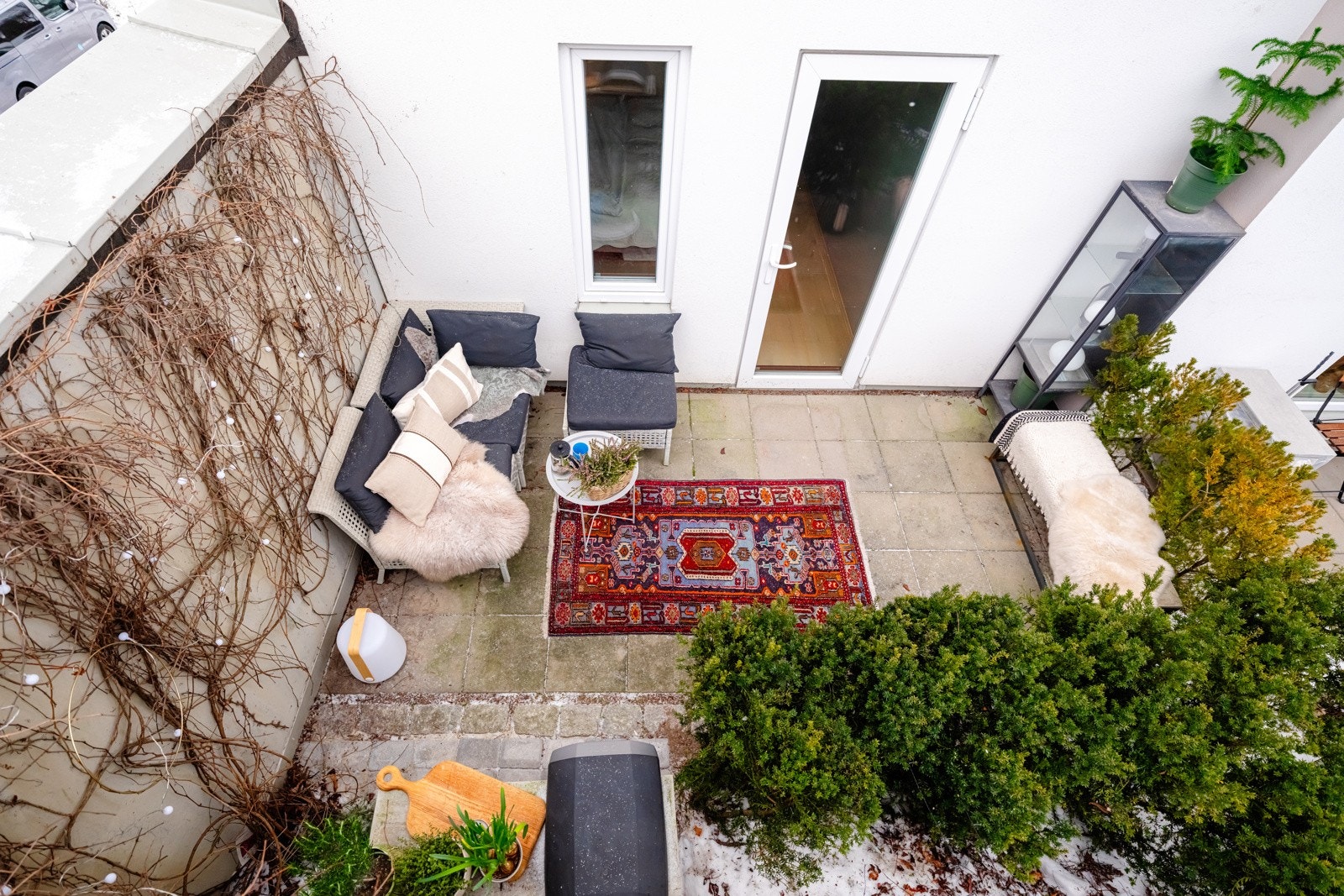 Fra soverommet er det utgang til en hyggelig, sydøstvendt markterrasse på ca. 12 m² med morgen- og formiddagssol. Galleribilde