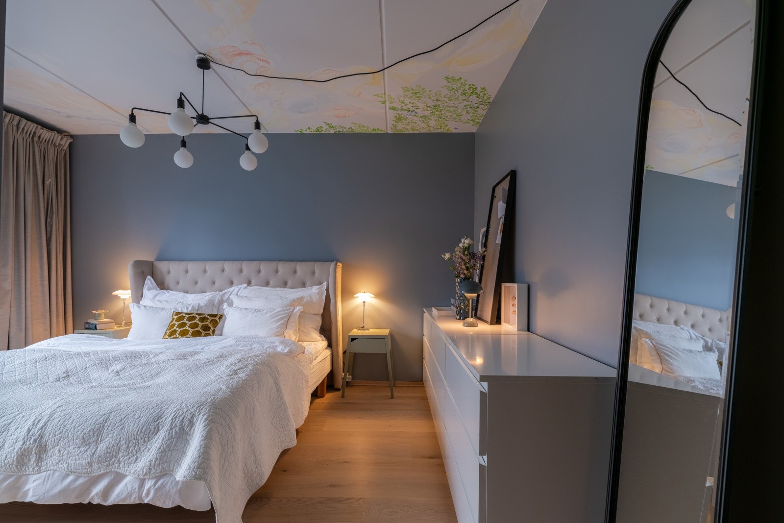 Hovedsoverommet er romslig og har plass til dobbeltseng, nattbord og annet møblement. Galleribilde