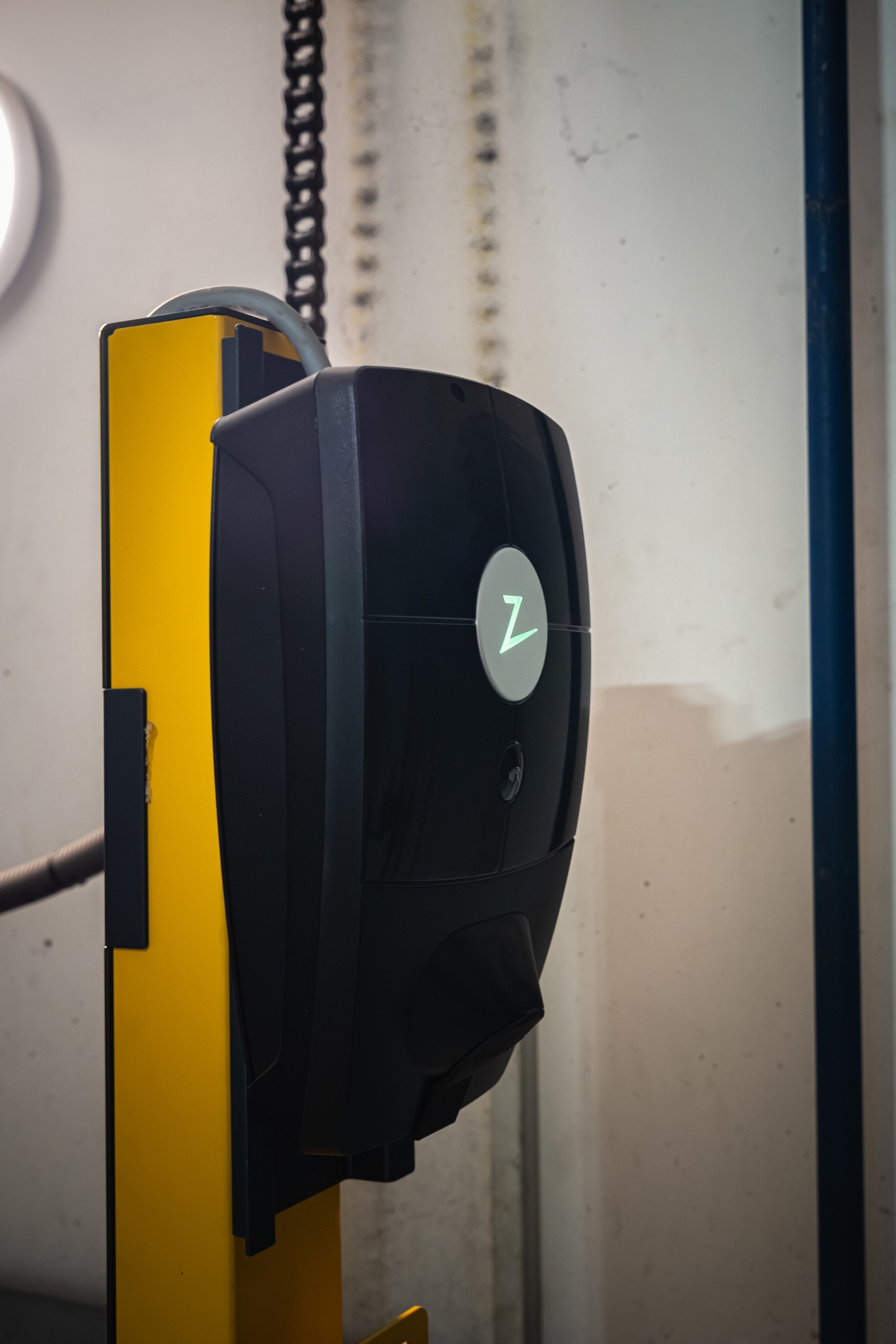 Garasjeplass med lader følger handelen (plass nr. 26 - mekanisk anlegg). Grarasjeplassen er leid ut for kr. 1.500,- pr. mnd. med 1 mnd. oppsigelse. Galleribilde