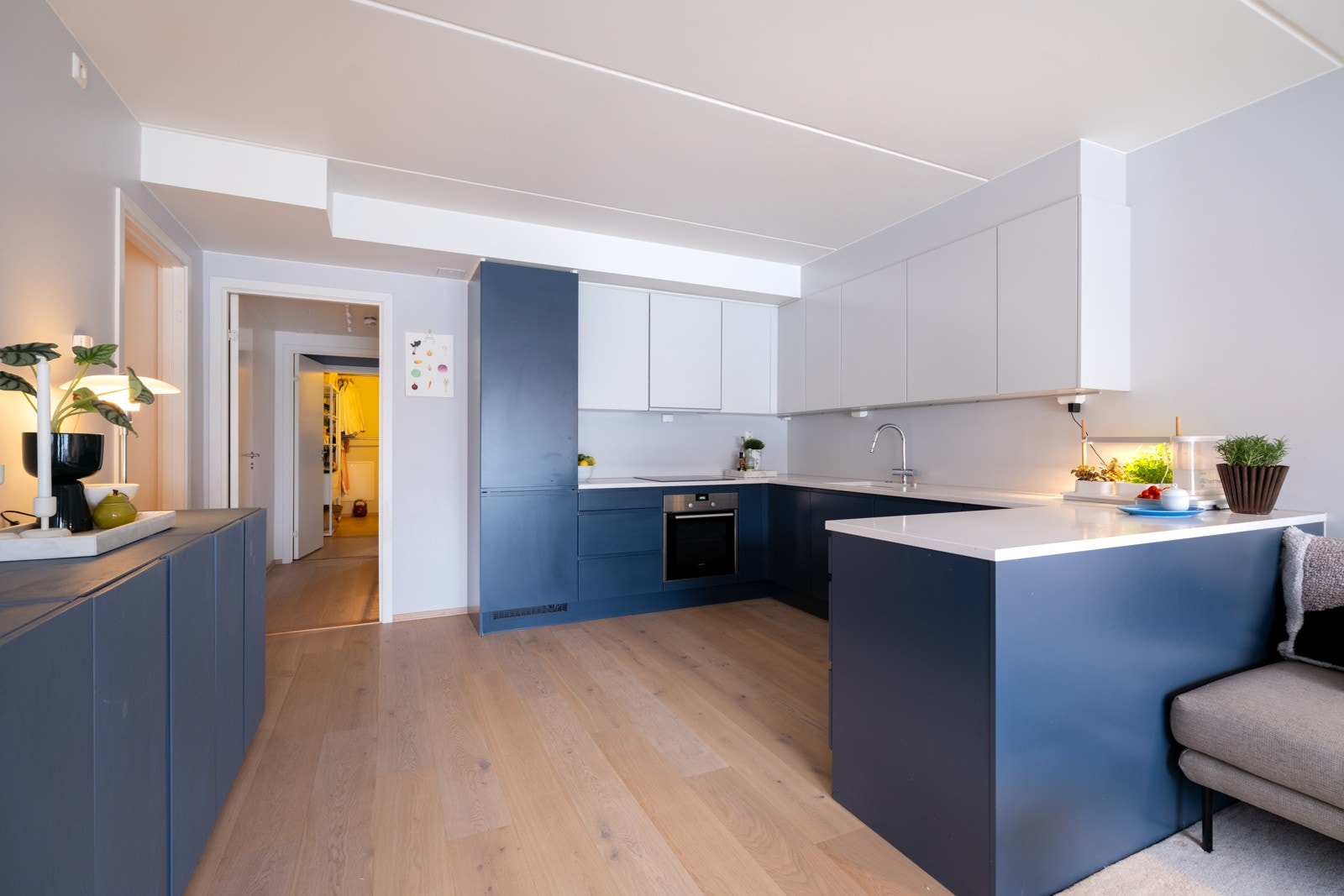 Lekker kjøkkeninnredning med gjennomtenkte løsninger og rikelig med benke- og skapplass. Galleribilde