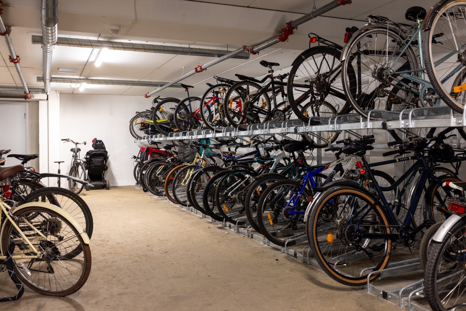 Felles sykkelparkering i garasjeanlegg. Galleribilde