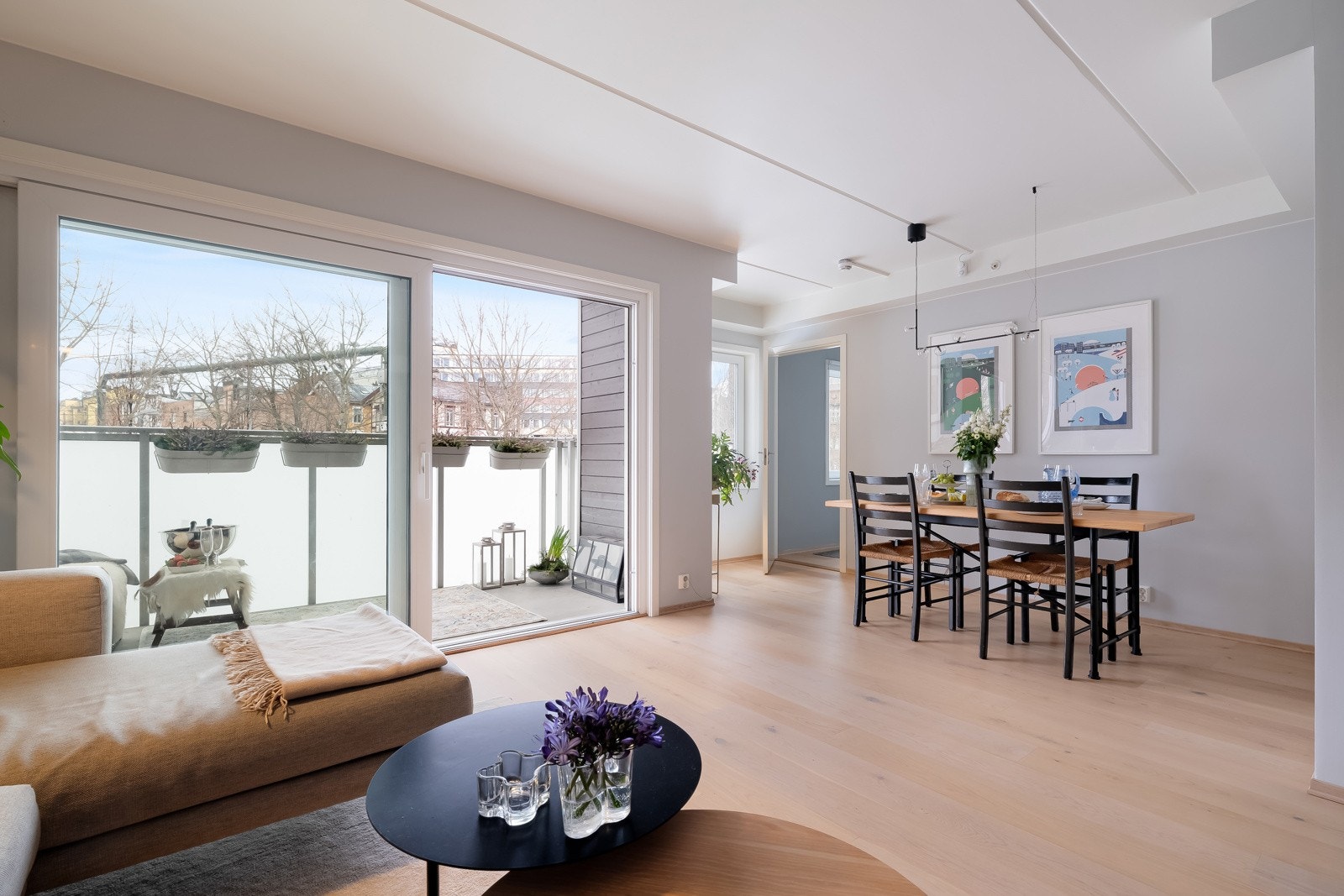 Leiligheten har en gjennomgående planløsning og store vindusflater som slipper inn rikelig med naturlig lys. Galleribilde