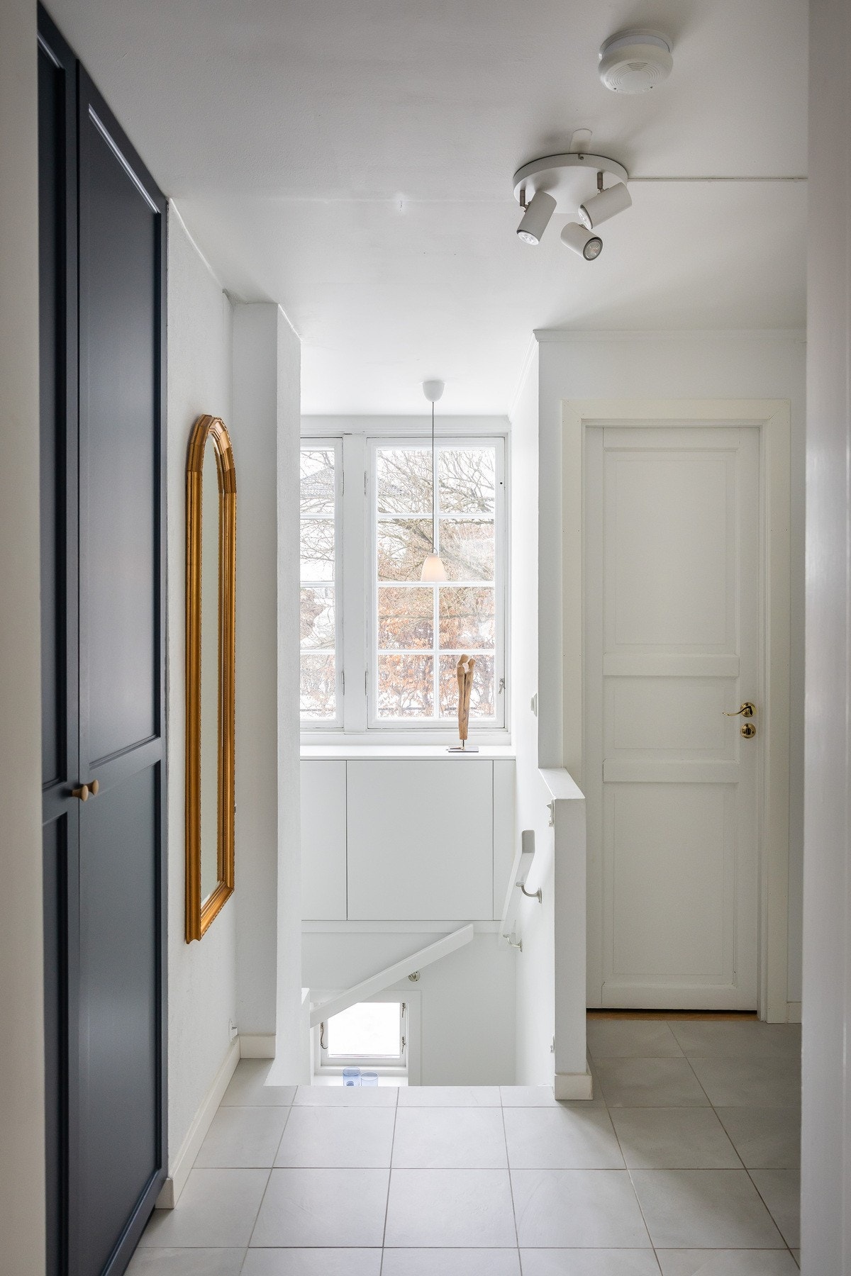 Deilig naturlig lys i gangen. Galleribilde