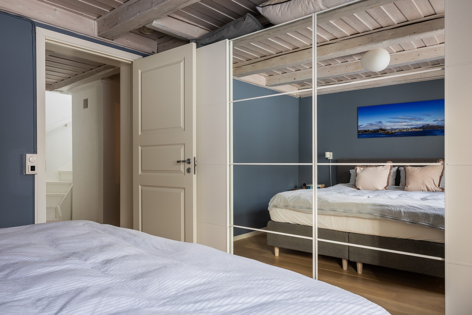 Hovedsoverommet har godt med oppbevaringsplass i romslig skyvedørsgarderobe. Galleribilde