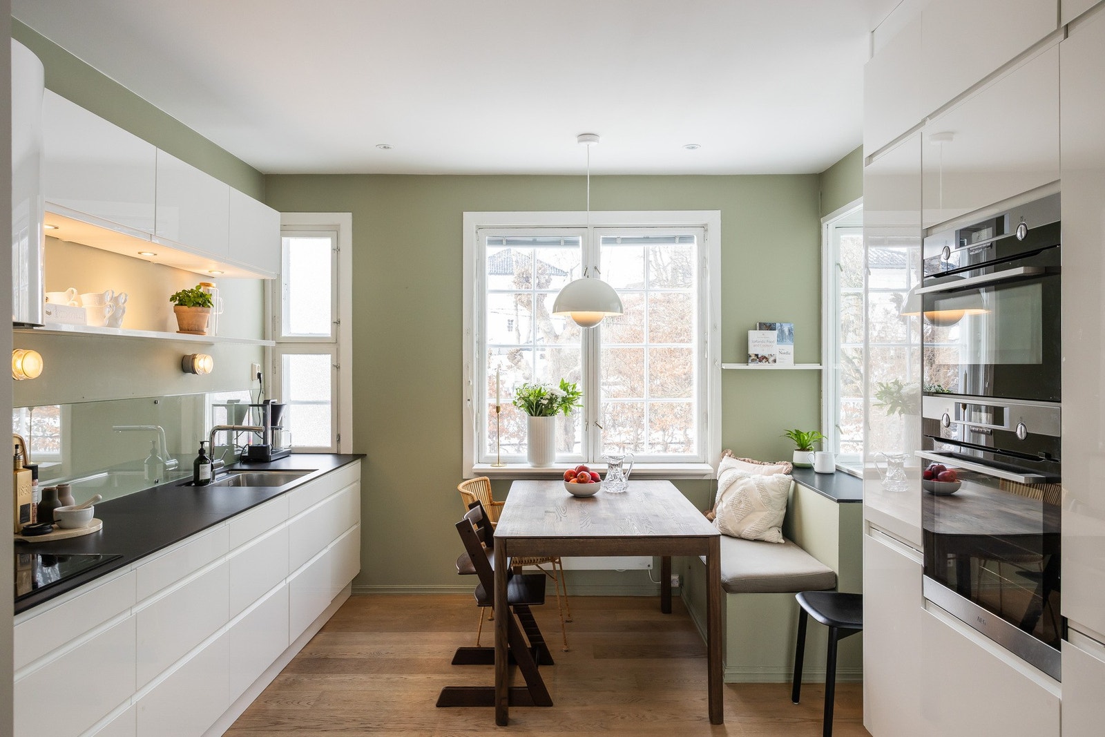 Tidsriktig kjøkkeninnredning fra Aubo med AEG hvitevarer. Galleribilde