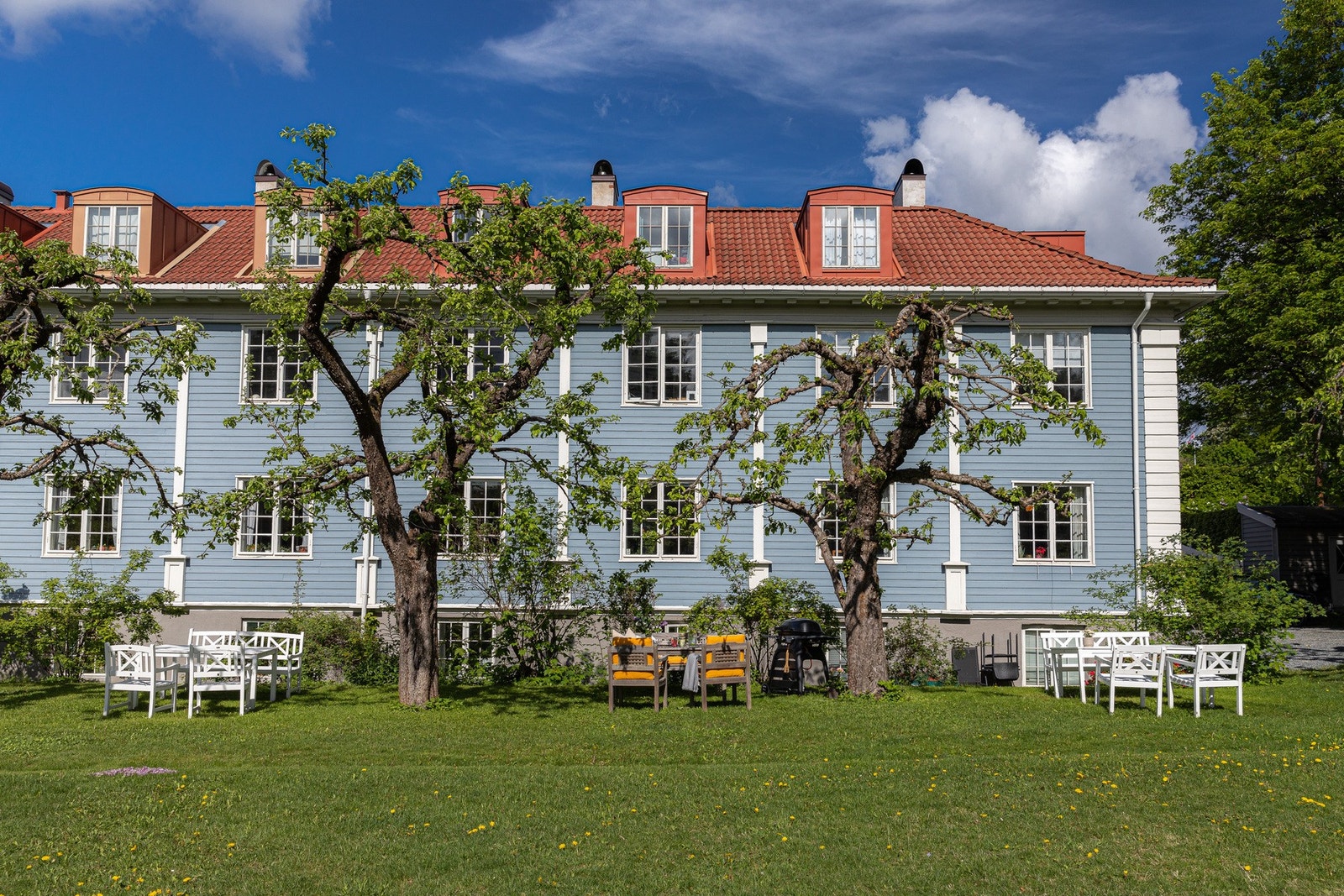 Idyllisk hageby. Galleribilde