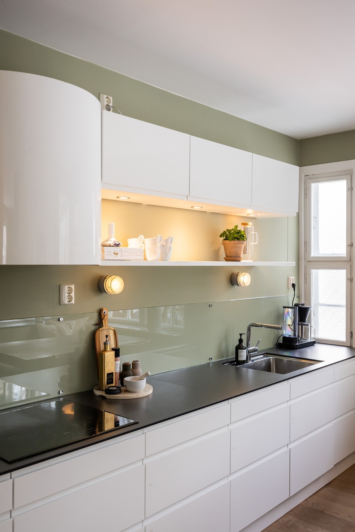 Kjøkkenet har rikelig med skap- og benkeplass. Galleribilde