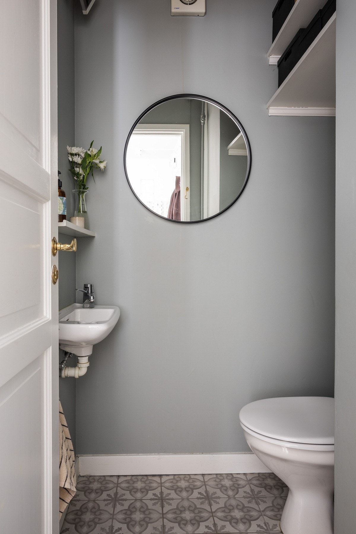 Separat toalett i hovedetasjen er praktisk. Galleribilde