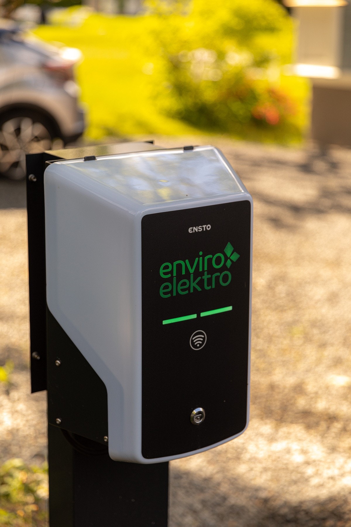 Parkeringsplass med lader. Galleribilde