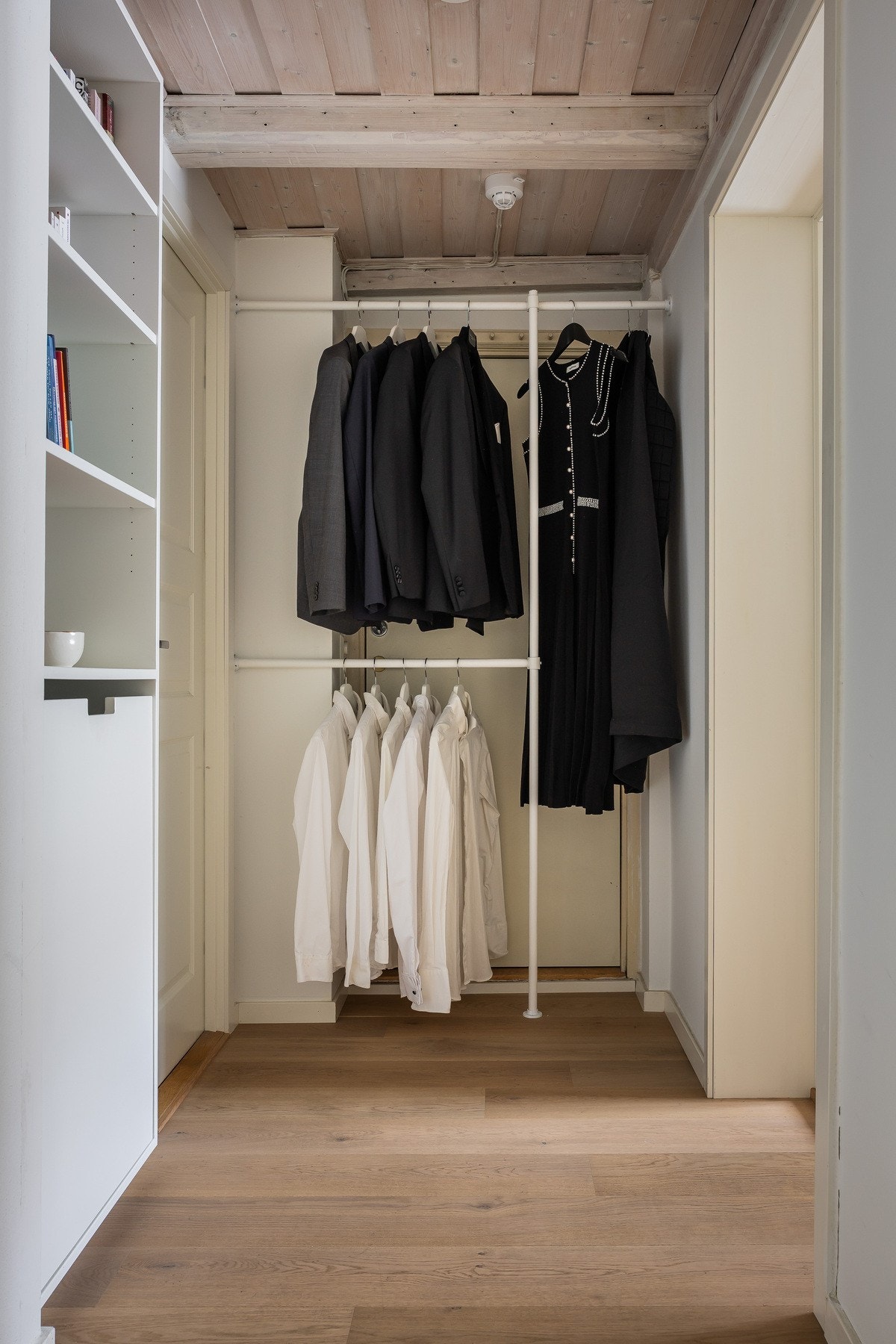 Utenfor soverommene er det gode lagringsmuligheter i plassbygget hylleløsning, muligheter for oppheng av klær samt innvendig bod. Galleribilde