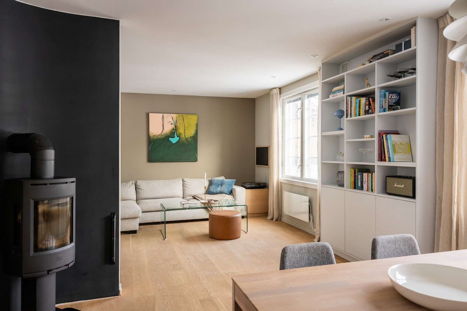 I stuen er det en moderne peisovn for ekstra varme og hygge. Galleribilde