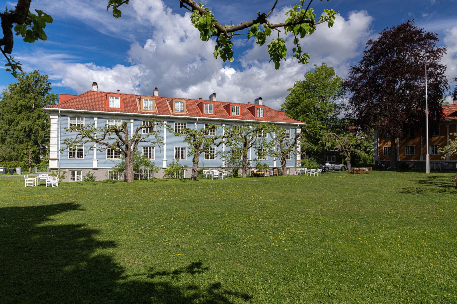 Skjermet og parkmessig opparbeidet tomt på nesten 8 mål med frukttrær, sittegrupper, kjøkkenhage, lekeapparater og store plenområder. Galleribilde